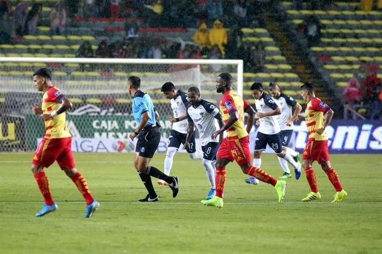 El duelo terminó 0-0 al medio tiempo y tardó 40 minutos en comenzar el segundo.