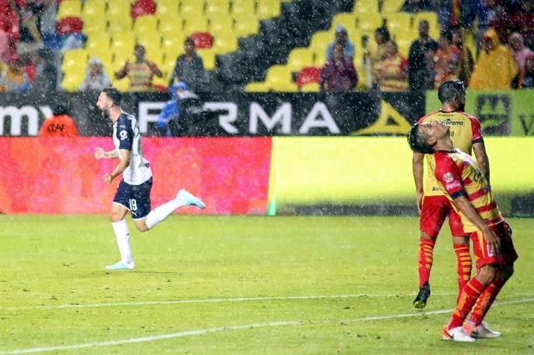 Miguel Layún anotó un gol de último minuto y los Rayados derrotaron 1-0 al Morelia.