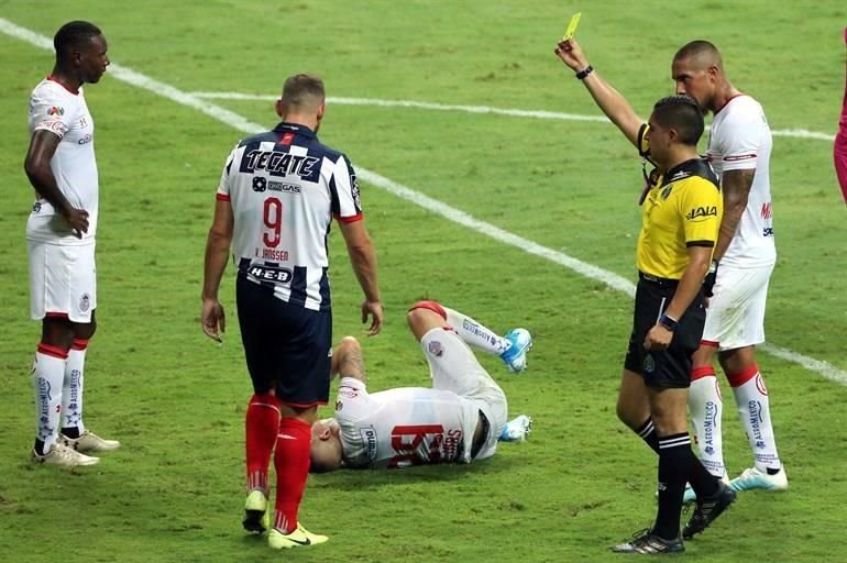 Y también recibió su primera amarilla.