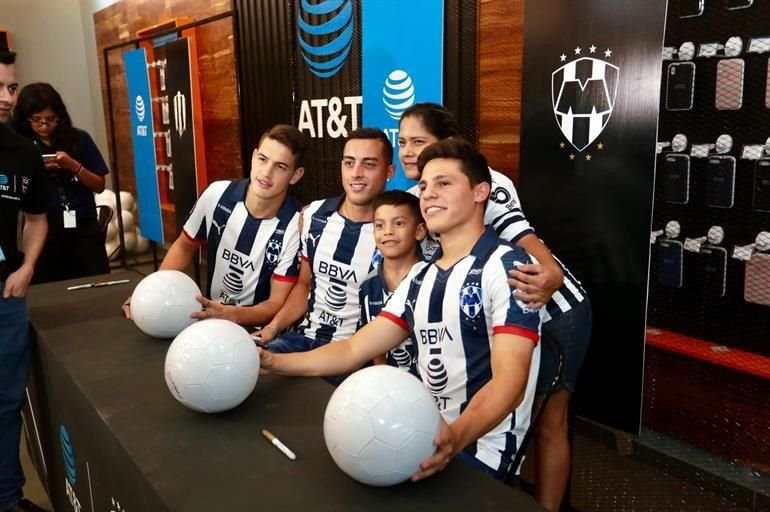 Tienen albiazules firma de autógrafos en la que sus fans se van bien 'rayados'.