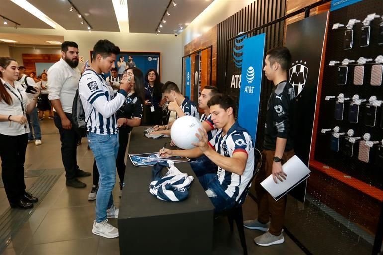 Tienen albiazules firma de autógrafos en la que sus fans se van bien 'rayados'.
