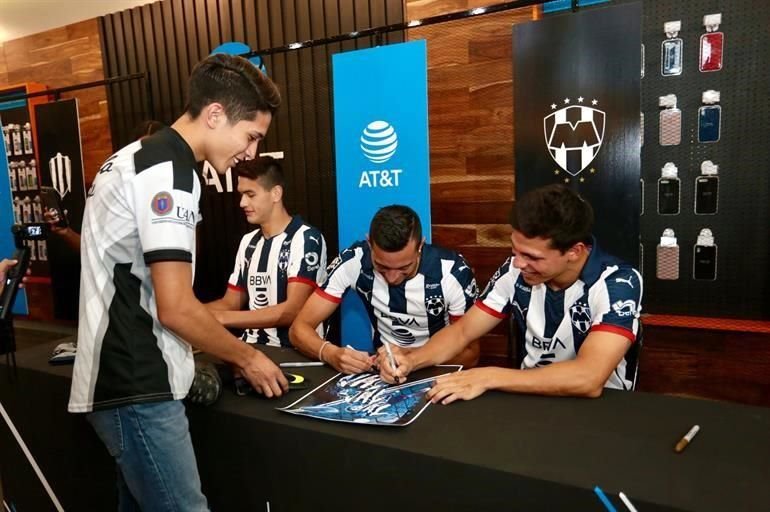 Tienen albiazules firma de autógrafos en la que sus fans se van bien 'rayados'.