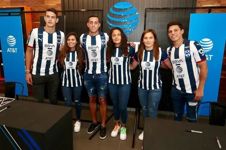 Tienen albiazules firma de autógrafos en la que sus fans se van bien 'rayados'.