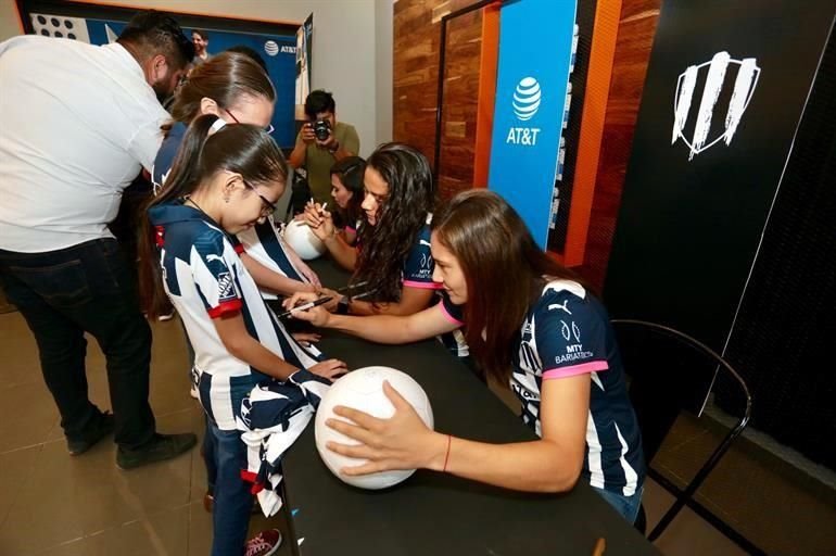 Tienen albiazules firma de autógrafos en la que sus fans se van bien 'rayados'.