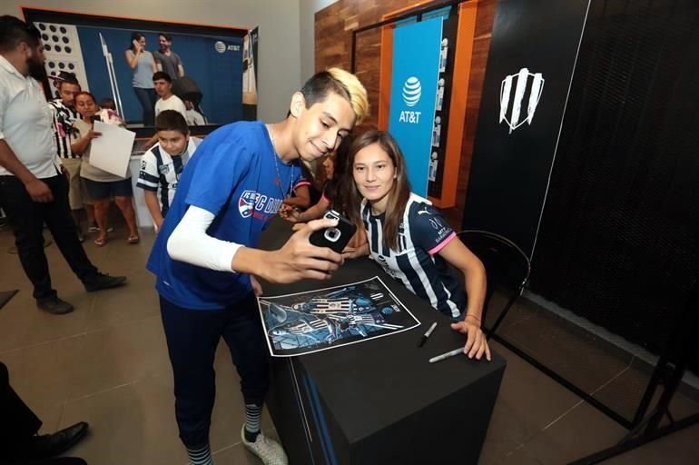 Tienen albiazules firma de autógrafos en la que sus fans se van bien 'rayados'.