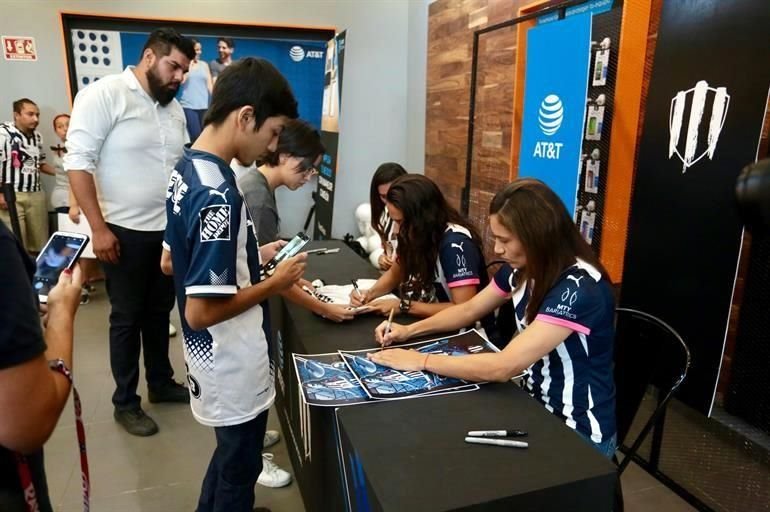Tienen albiazules firma de autógrafos en la que sus fans se van bien 'rayados'.