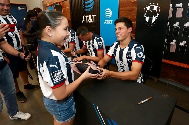 Tienen albiazules firma de autógrafos en la que sus fans se van bien 'rayados'.