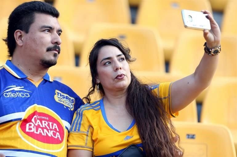 La afición felina puso el colorido en las tribunas del Uni previo al partido entre Tigres y Puebla.
