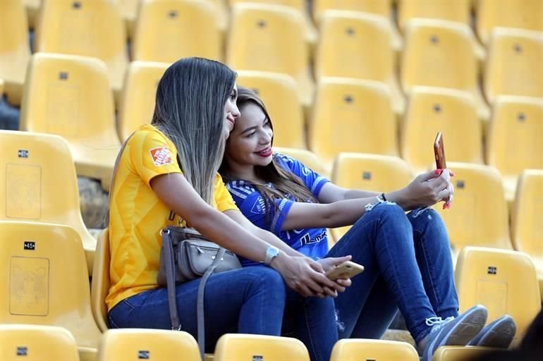 La afición felina puso el colorido en las tribunas del Uni previo al partido entre Tigres y Puebla.