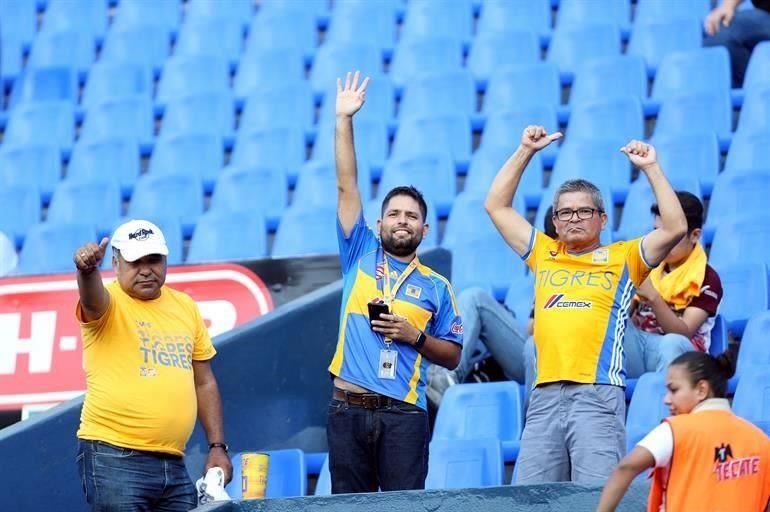La afición felina puso el colorido en las tribunas del Uni previo al partido entre Tigres y Puebla.