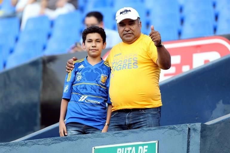 La afición felina puso el colorido en las tribunas del Uni previo al partido entre Tigres y Puebla.
