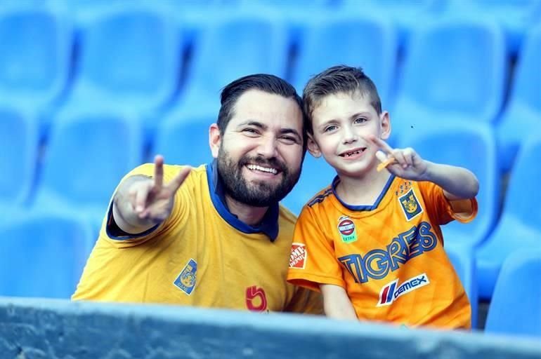 La afición felina puso el colorido en las tribunas del Uni previo al partido entre Tigres y Puebla.