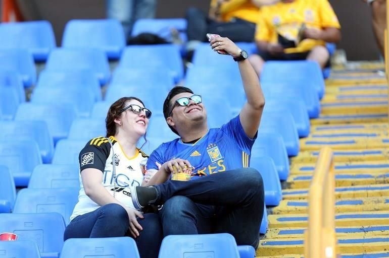 La afición felina puso el colorido en las tribunas del Uni previo al partido entre Tigres y Puebla.