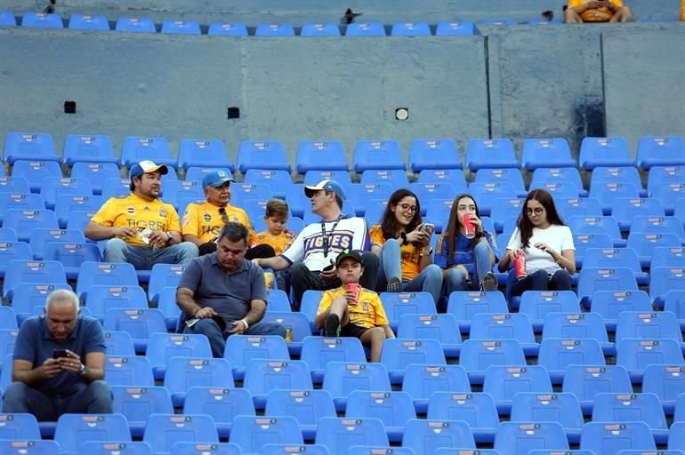 La afición felina puso el colorido en las tribunas del Uni previo al partido entre Tigres y Puebla.