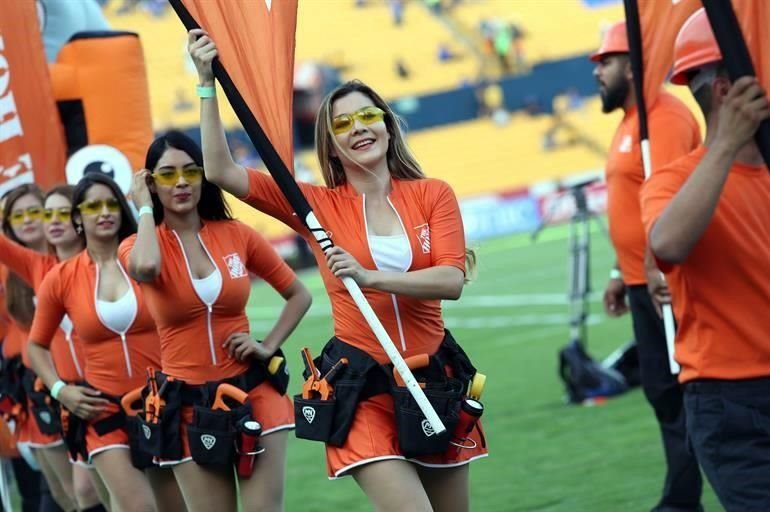 La afición felina puso el colorido en las tribunas del Uni previo al partido entre Tigres y Puebla.