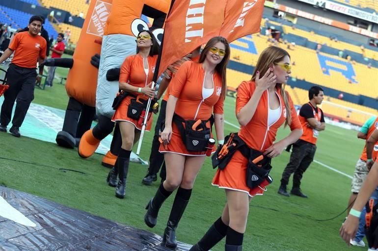 La afición felina puso el colorido en las tribunas del Uni previo al partido entre Tigres y Puebla.