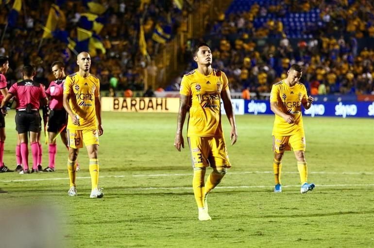 Carlos Salcedo sigue sin conectar con la afición y esta noche fue abucheado en el Uni. El central perdió la marca en el gol poblano.