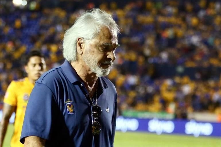 Miguel Mejía Barón, quien estuvo en el banquillo por el suspendido Ricardo Ferretti, no pudo hacer funcionar al equipo.