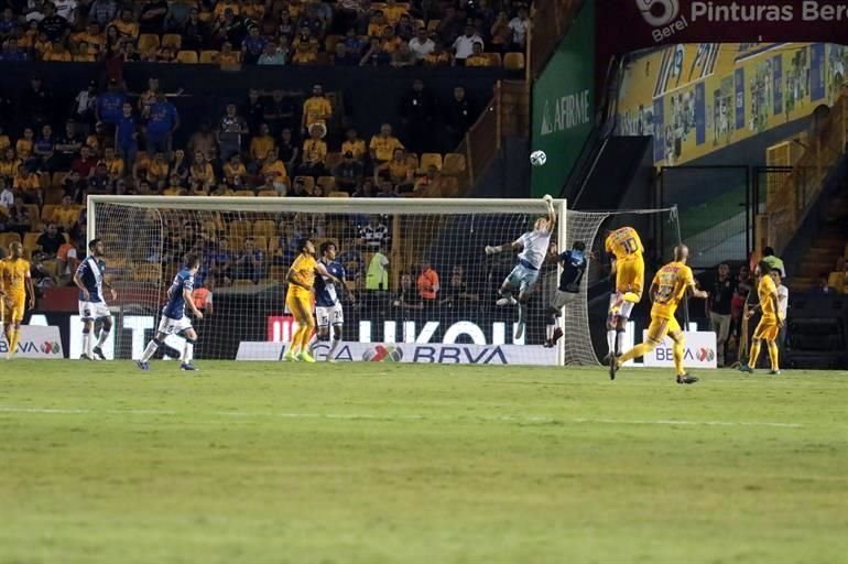 Los Tigres siguen sin levantar en el torneo y pasaron de la 'empatitis' a la derrota, al caer en casa 1-0 ante Puebla, justo antes del Clásico Regio.