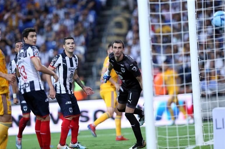 Gignac marcó el 2-0 al rematar de cabeza un tiro de esquina de Zelarayán.