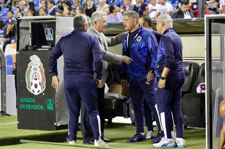 Víctor Manuel Vucetich y Pepe Treviño se saludaron cordialmente previo al arranque del partido.
