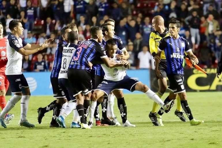 Vangioni se calentó al final del partido y protagonizó un breve conato de bronca con Jordan Sierra.