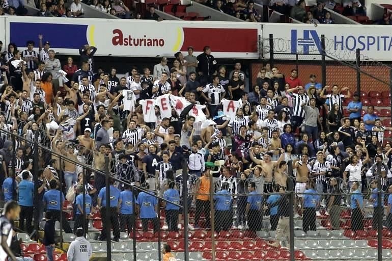 Playeras con la palabra 'FEM$A' aparecieron en las gradas, entre los aficionados de Rayados.