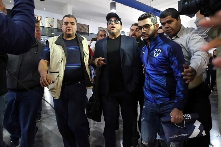 El 'Turco' fue recibido en la terminal aérea por personal y seguridad privada de Rayados.