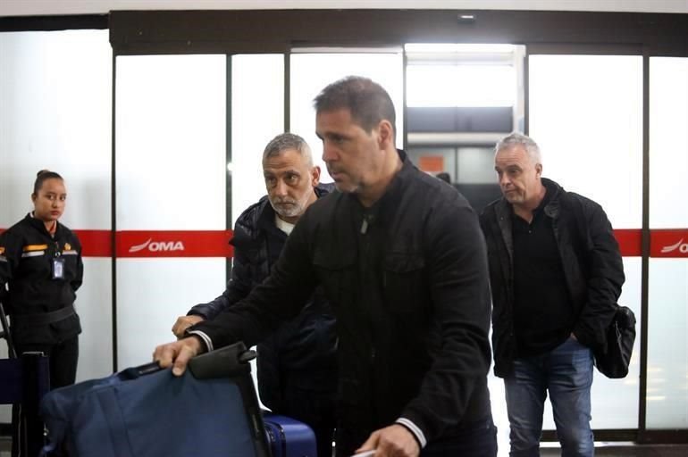 Parte del cuerpo técnico de Mohamed llegó acompañándolo.