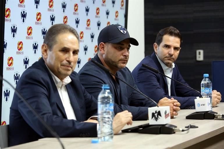 José González Ornelas y Duilio Davino presentaron a Mohamed como DT de Rayados en el Estadio BBVA.