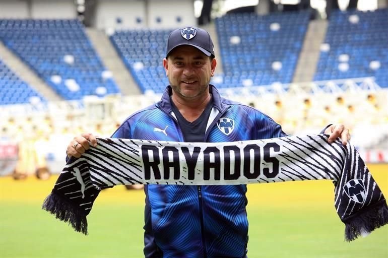 Antonio Mohamed fue presentado oficialmente como técnico de Rayados, en la cancha del Estadio BBVA.