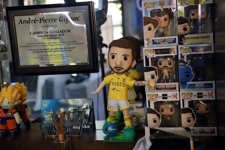 Juguetes, reconocimientos y figuras propias, son parte de la decoración.