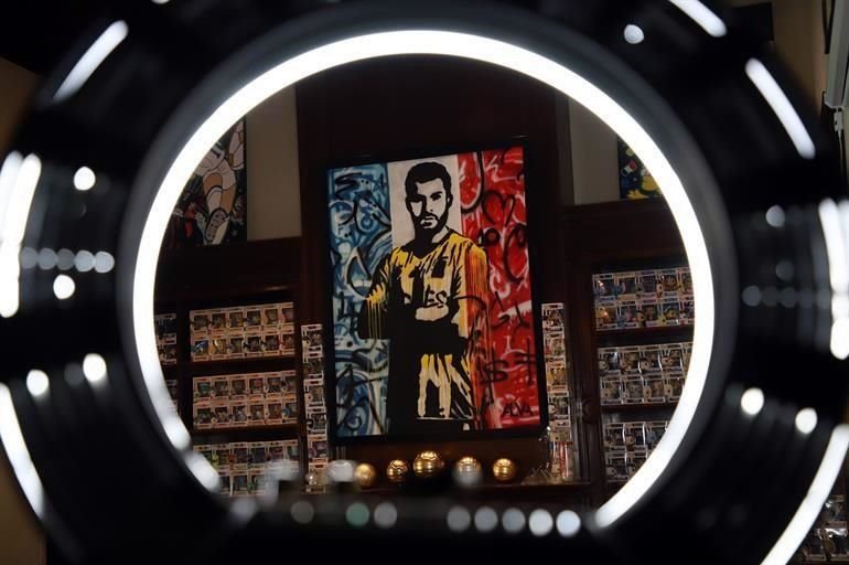 Entre la colección del francés hay cuadros con su imagen, realizados por artistas locales.