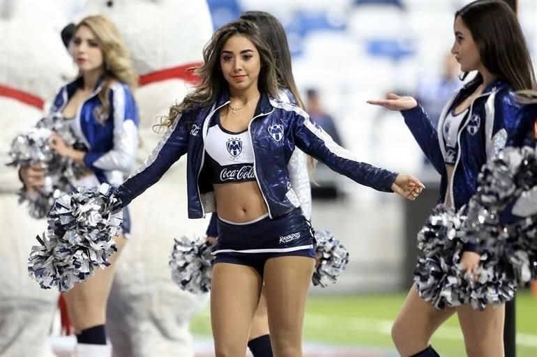 La afición de Rayados está en el BBVA confiada en que su equipo gana hoy, pero también está lista para el Mundial de Clubes.