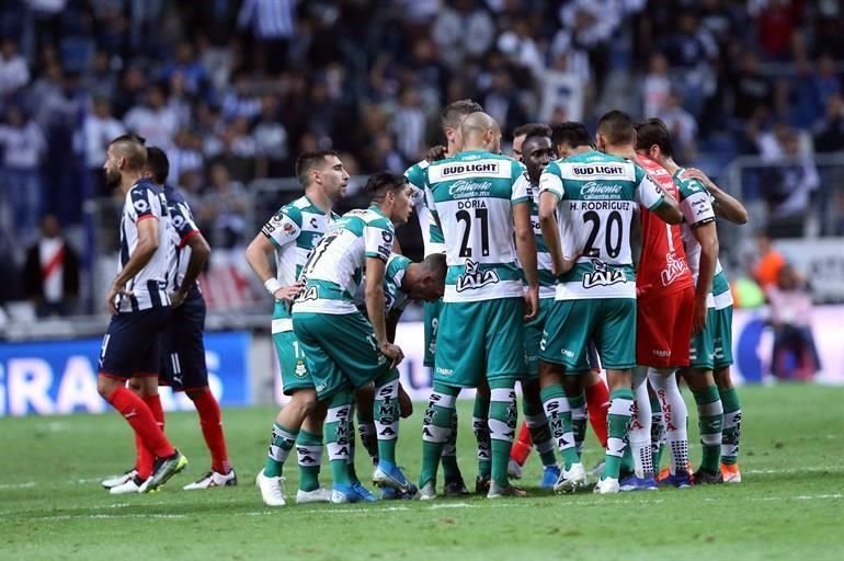 Tras la anulación del gol de Rodríguez con el VAR, Santos se levantó anímicamente.