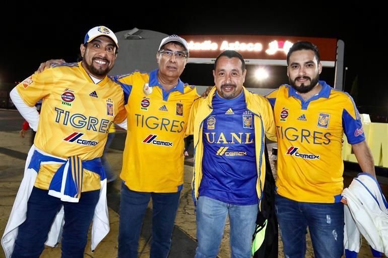 Aficionados felinos se hicieron presentes en el Estadio Azteca para apoyar a Tigres.