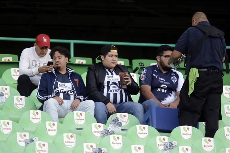 La afición de Santos llegó al TSM con la esperanza de que Santos consiga una milagrosa remontada.