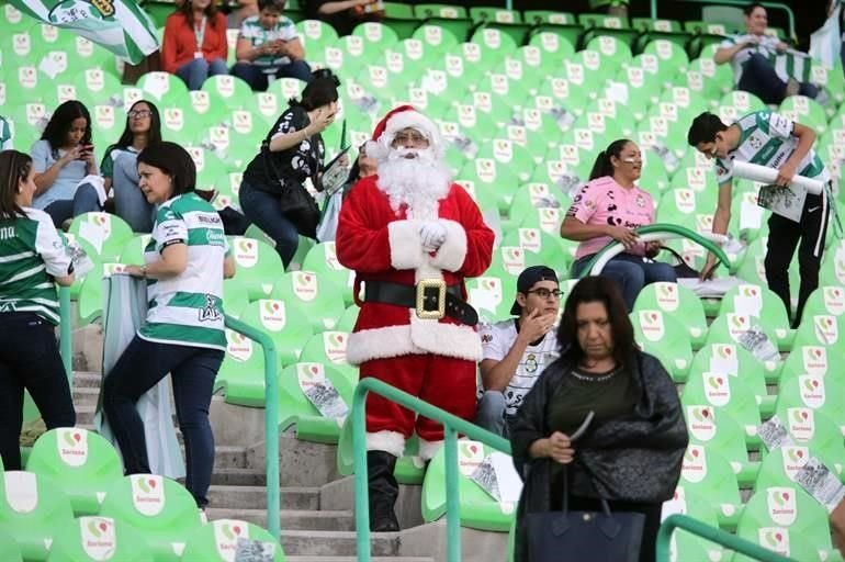 Este Santa Clos recibió muchas peticiones de los aficionados coahuilenses en la grada del TSM Corona.