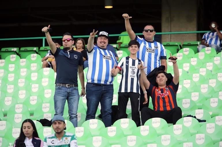 Y la afición de Rayados hizo el viaje a Torreón, esperando que la ventaja de 5-2 del Monterrey se ampliara.