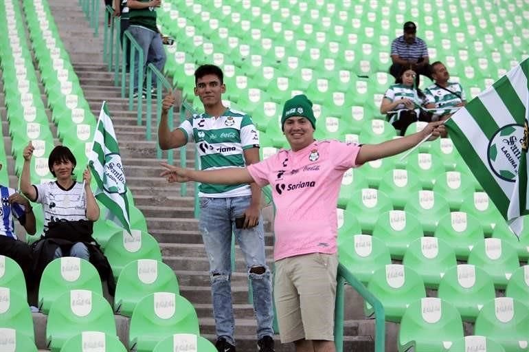 La afición de Santos llegó al TSM con la esperanza de que Santos consiga una milagrosa remontada.
