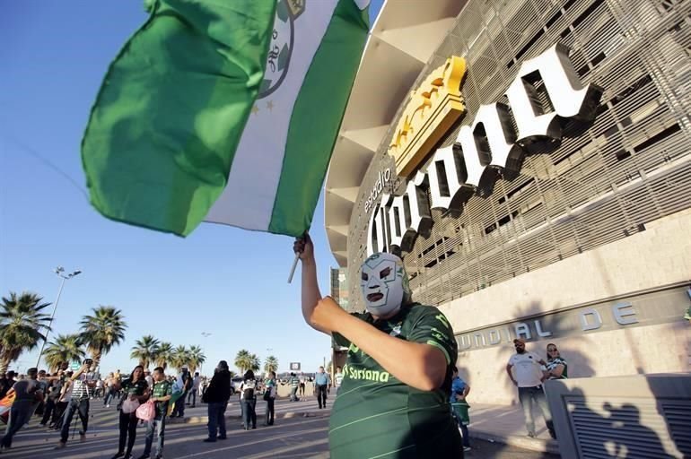 La afición de Santos llegó al TSM con la esperanza de que Santos consiga una milagrosa remontada.