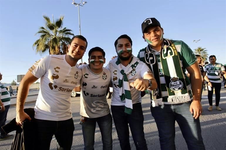 La afición de Santos llegó al TSM con la esperanza de que Santos consiga una milagrosa remontada.