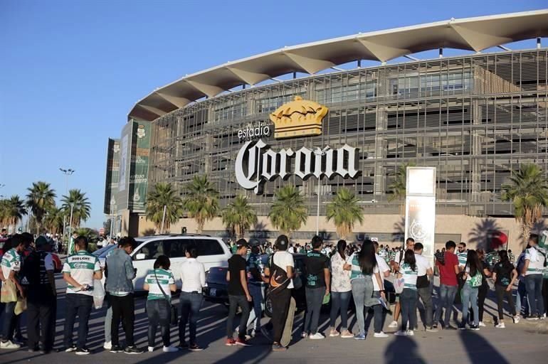 La afición de Santos llegó al TSM con la esperanza de que Santos consiga una milagrosa remontada.