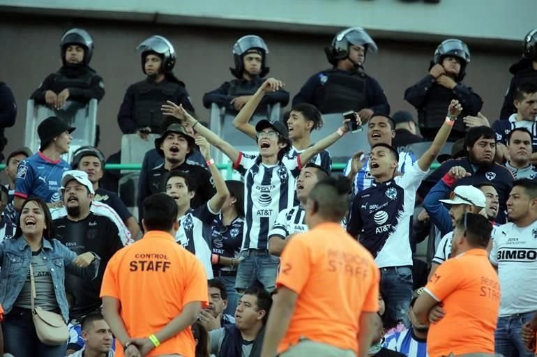 Policía de Torreón y personal de seguridad privada custodiaron a la afición de Rayados en el TSM Corona.