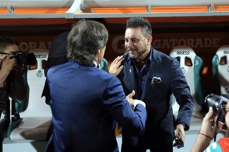 Antonio Mohamed saludó al DT de Santos, Jorge Almada.