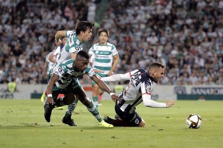 Santos fue intenso en cada jugada, tratando de cortar los avances del Monterrey.