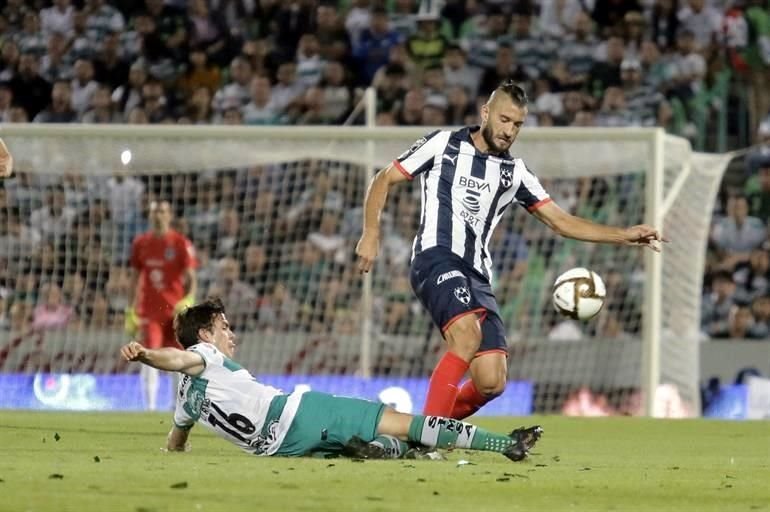 Santos fue intenso en cada jugada, tratando de cortar los avances del Monterrey.