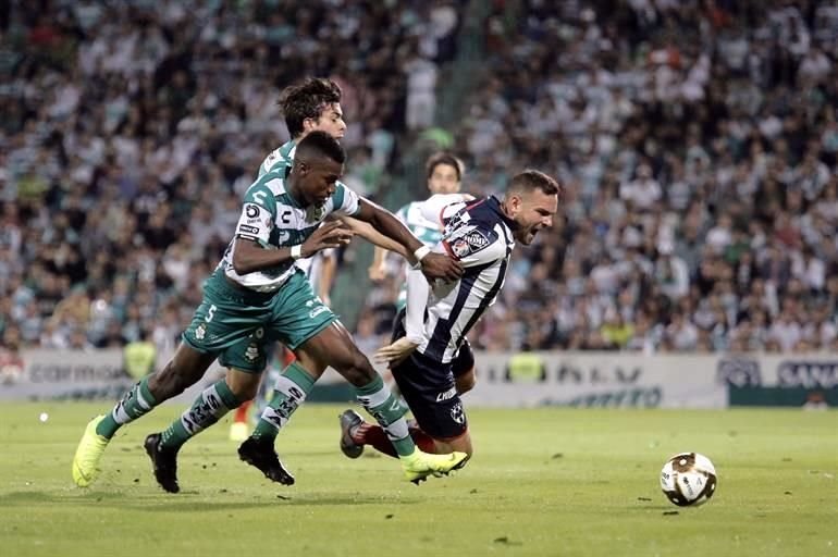 Santos fue intenso en cada jugada, tratando de cortar los avances del Monterrey.