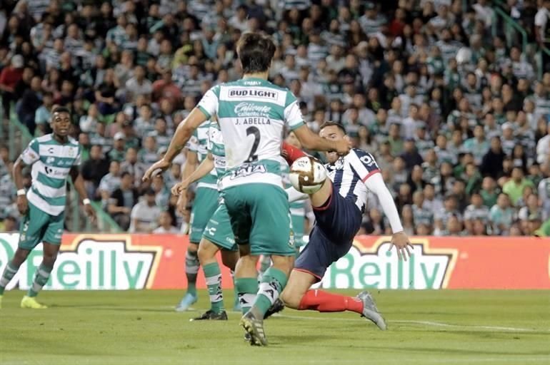 Santos fue intenso en cada jugada, tratando de cortar los avances del Monterrey.