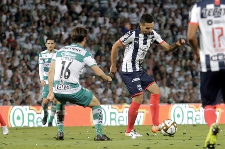 Santos fue intenso en cada jugada, tratando de cortar los avances del Monterrey.